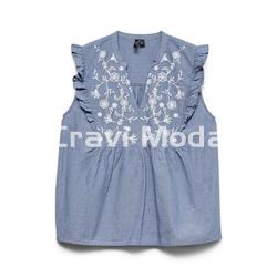 BLUSA AZUL CON BORDADO BLANCO - Imagen 1