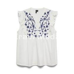 BLUSA BLANCA CON BORDADO AZUL - Imagen 1
