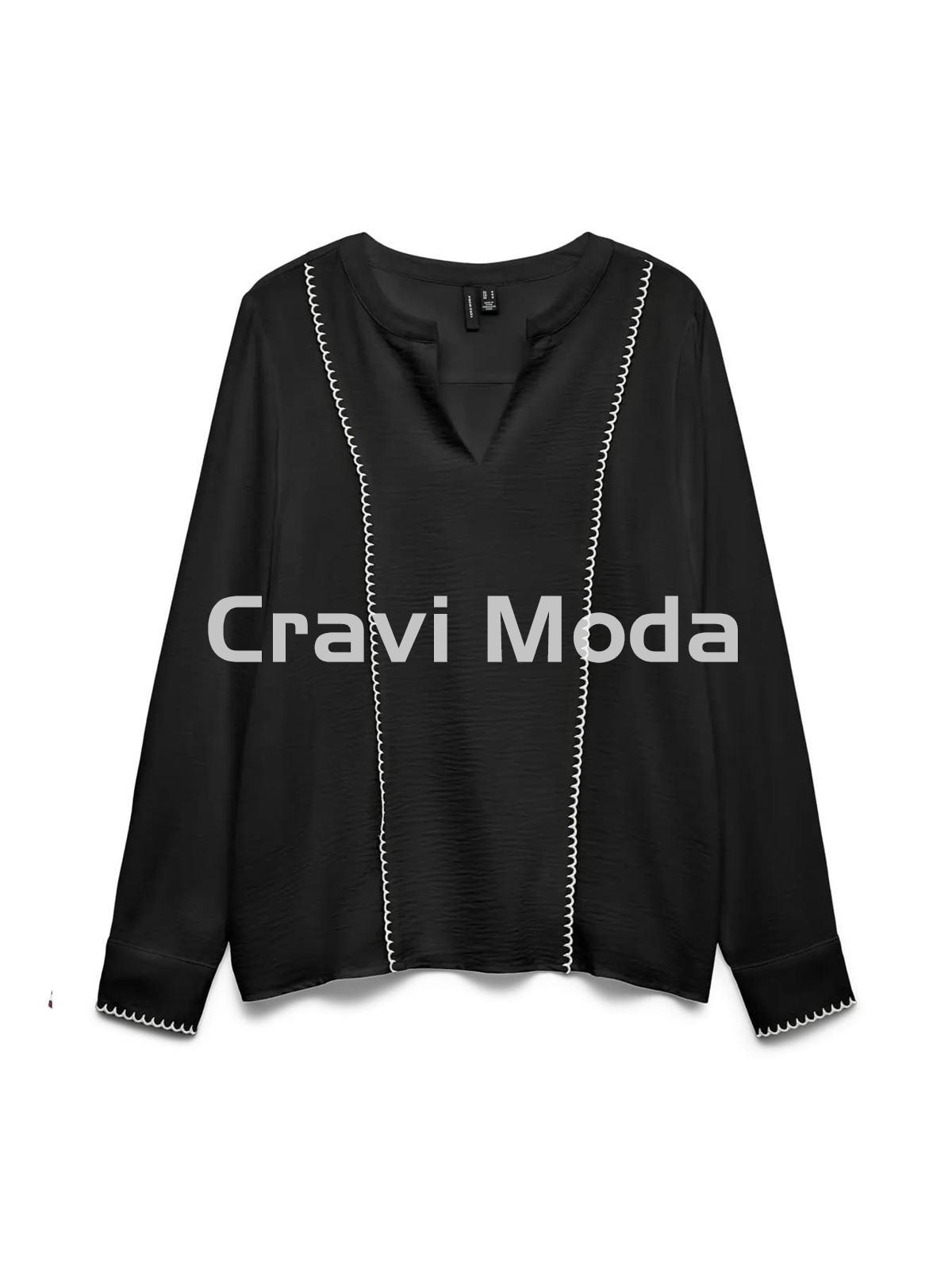 BLUSA NEGRA CON VOLANTES - Imagen 1