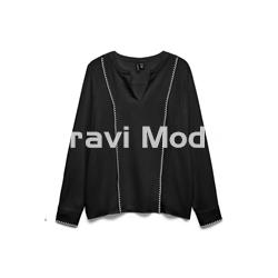 BLUSA NEGRA CON VOLANTES - Imagen 1