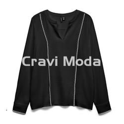 BLUSA NEGRA CON VOLANTES - Imagen 1