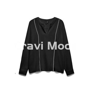 BLUSA NEGRA CON VOLANTES - Imagen 1