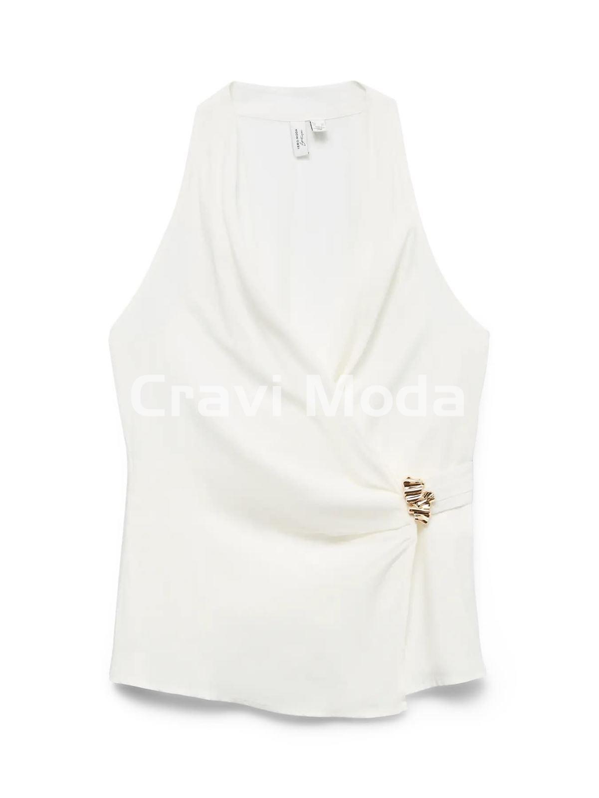 BLUSA SIN MANGA BLANCA Y DETALLE DORADO - Imagen 1