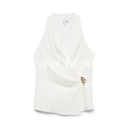 BLUSA SIN MANGA BLANCA Y DETALLE DORADO - Imagen 1