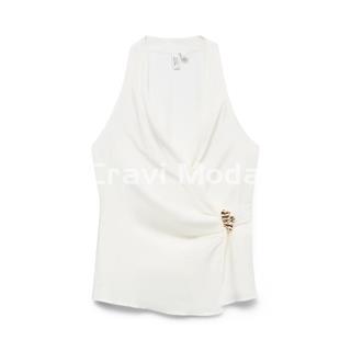 BLUSA SIN MANGA BLANCA Y DETALLE DORADO - Imagen 1