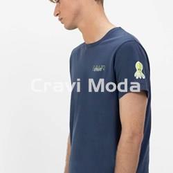 CAMISETA AZUL MARINO TRIPLE LOGO - Imagen 1