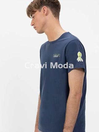 CAMISETA AZUL MARINO TRIPLE LOGO - Imagen 1