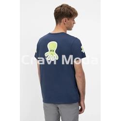CAMISETA AZUL MARINO TRIPLE LOGO - Imagen 2