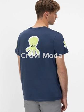 CAMISETA AZUL MARINO TRIPLE LOGO - Imagen 2