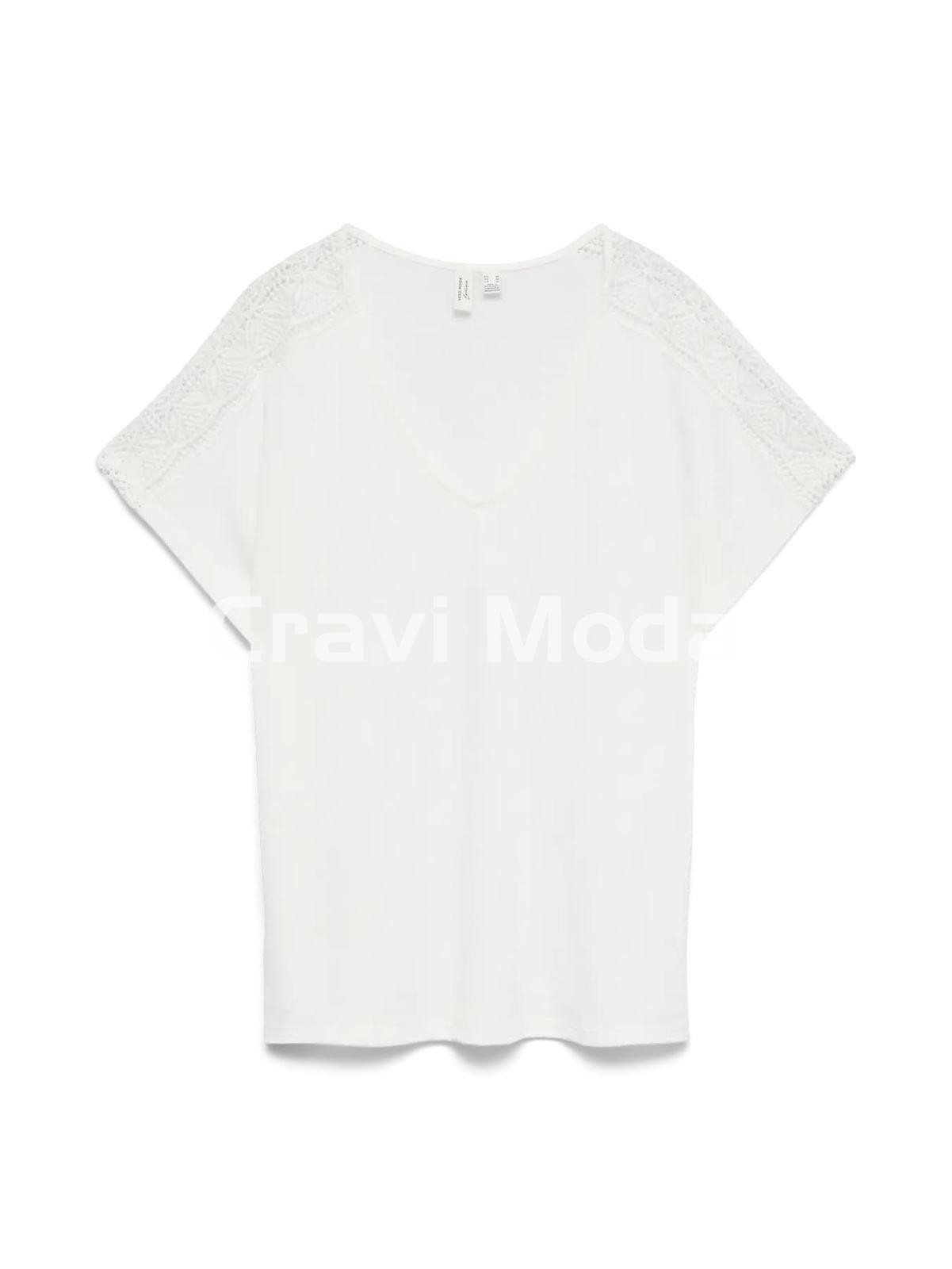 CAMISETA BLANCA CON ENCAJE EN LOS HOMBROS - Imagen 1