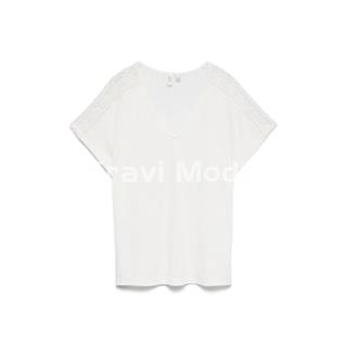 CAMISETA BLANCA CON ENCAJE EN LOS HOMBROS - Imagen 1