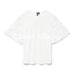 CAMISETA BLANCA ENCAJE EN EL BRAZO - Imagen 1