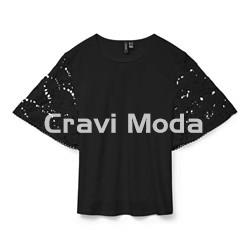 CAMISETA NEGRA ENCAJE EN EL BRAZO - Imagen 1
