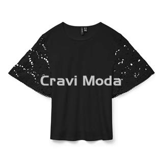 CAMISETA NEGRA ENCAJE EN EL BRAZO - Imagen 1