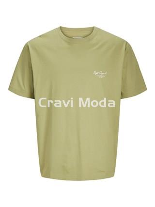 CAMISETA VERDE DIBUJO EN ESPALDA - Imagen 1