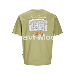 CAMISETA VERDE DIBUJO EN ESPALDA - Imagen 2