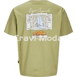 CAMISETA VERDE DIBUJO EN ESPALDA - Imagen 2