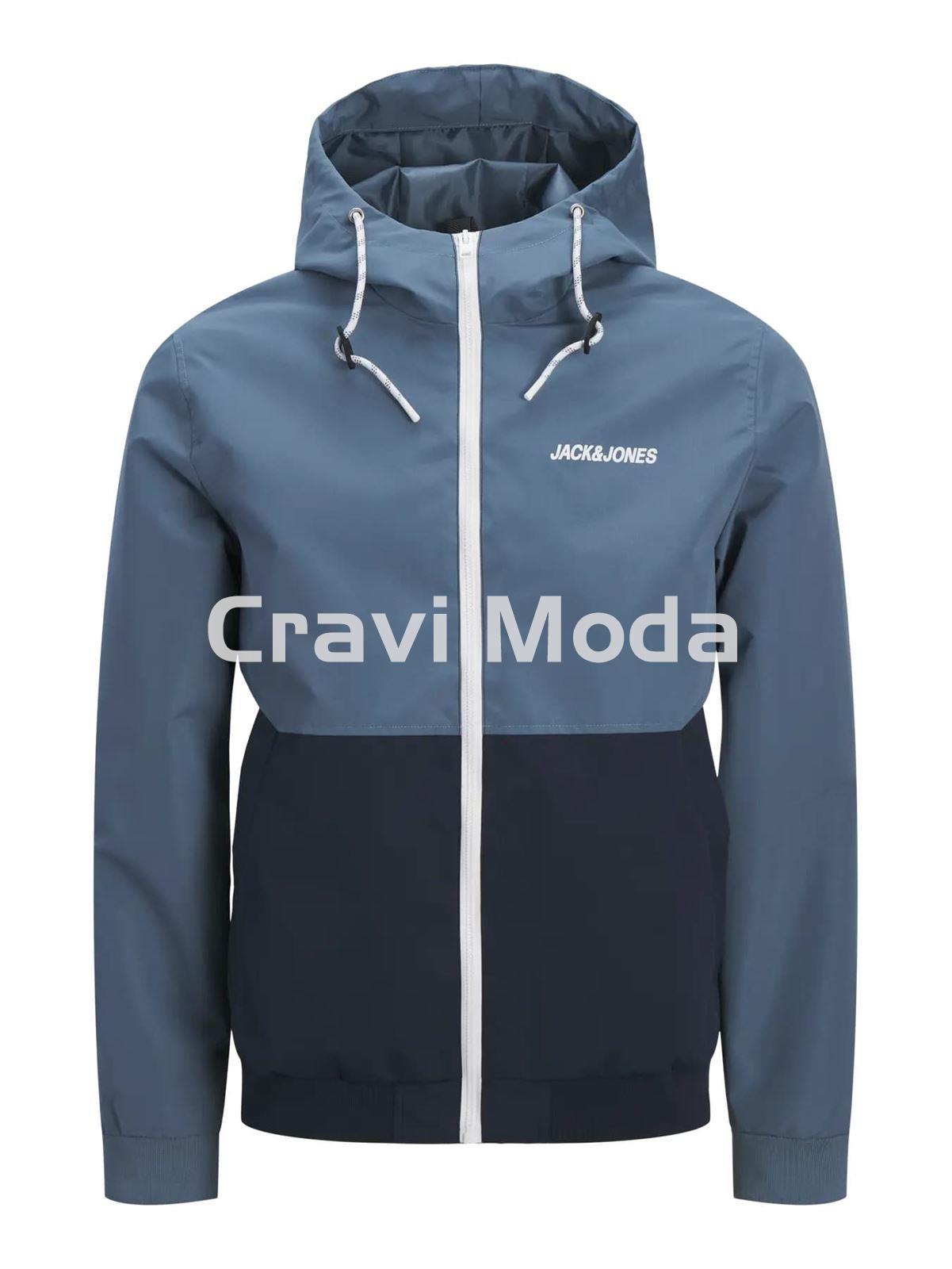 CAZADORA FINA CON CAPUCHA AZUL - Imagen 1