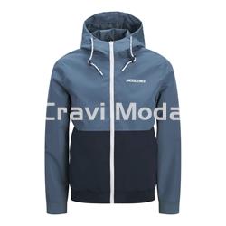 CAZADORA FINA CON CAPUCHA AZUL - Imagen 1