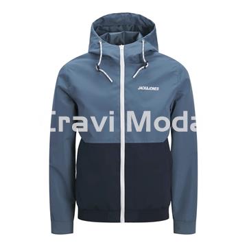 CAZADORA FINA CON CAPUCHA AZUL - Imagen 1