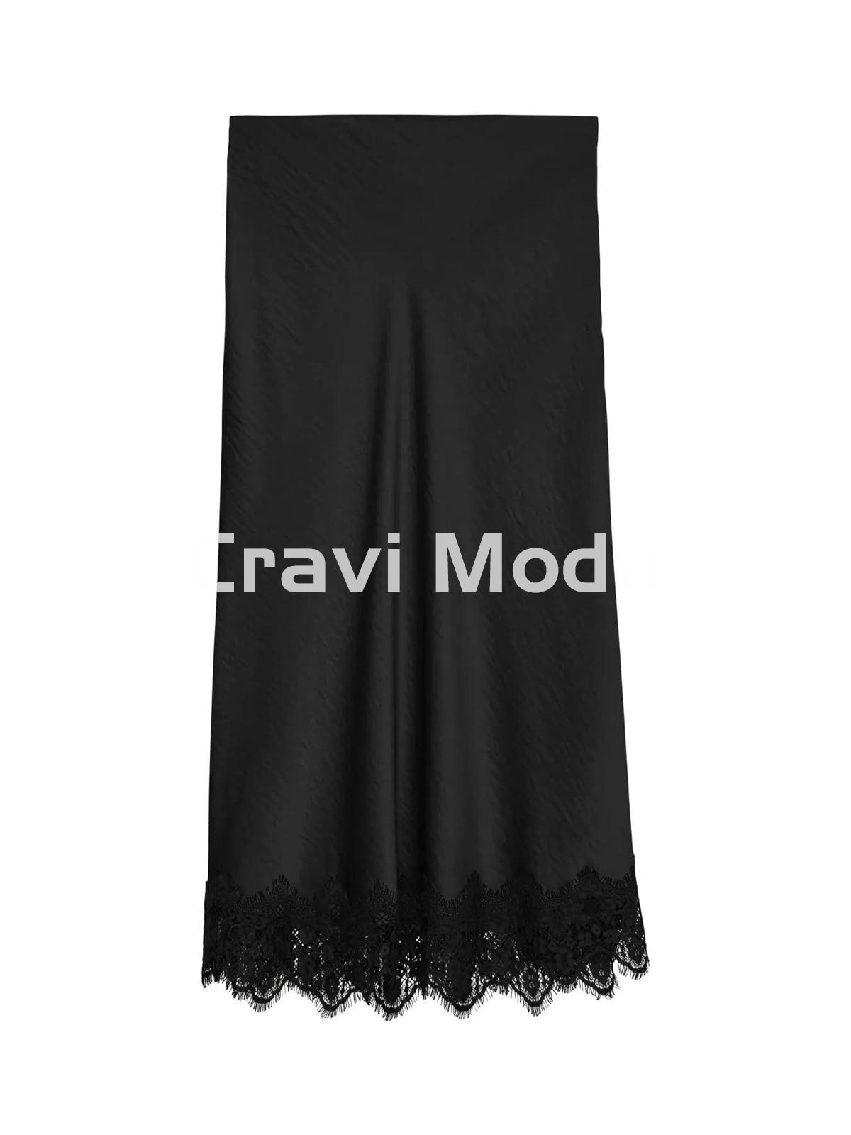 FALDA MIDI SATINADA NEGRA CON ENCAJE - Imagen 1
