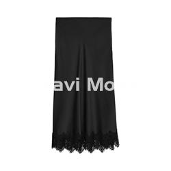 FALDA MIDI SATINADA NEGRA CON ENCAJE - Imagen 1