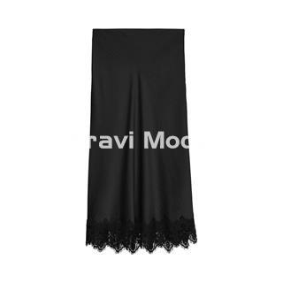 FALDA MIDI SATINADA NEGRA CON ENCAJE - Imagen 1