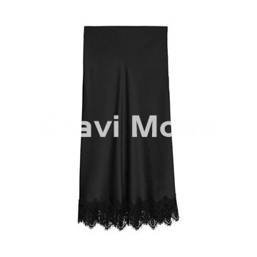 FALDA MIDI SATINADA NEGRA CON ENCAJE - Imagen 1