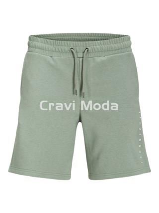 PANTALÓN CORTO DE CHANDAL VERDE - Imagen 1
