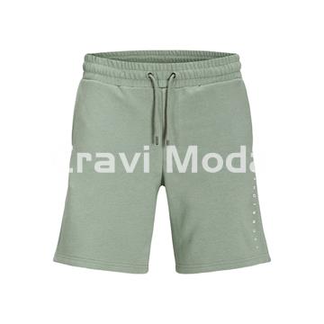 PANTALÓN CORTO DE CHANDAL VERDE - Imagen 1