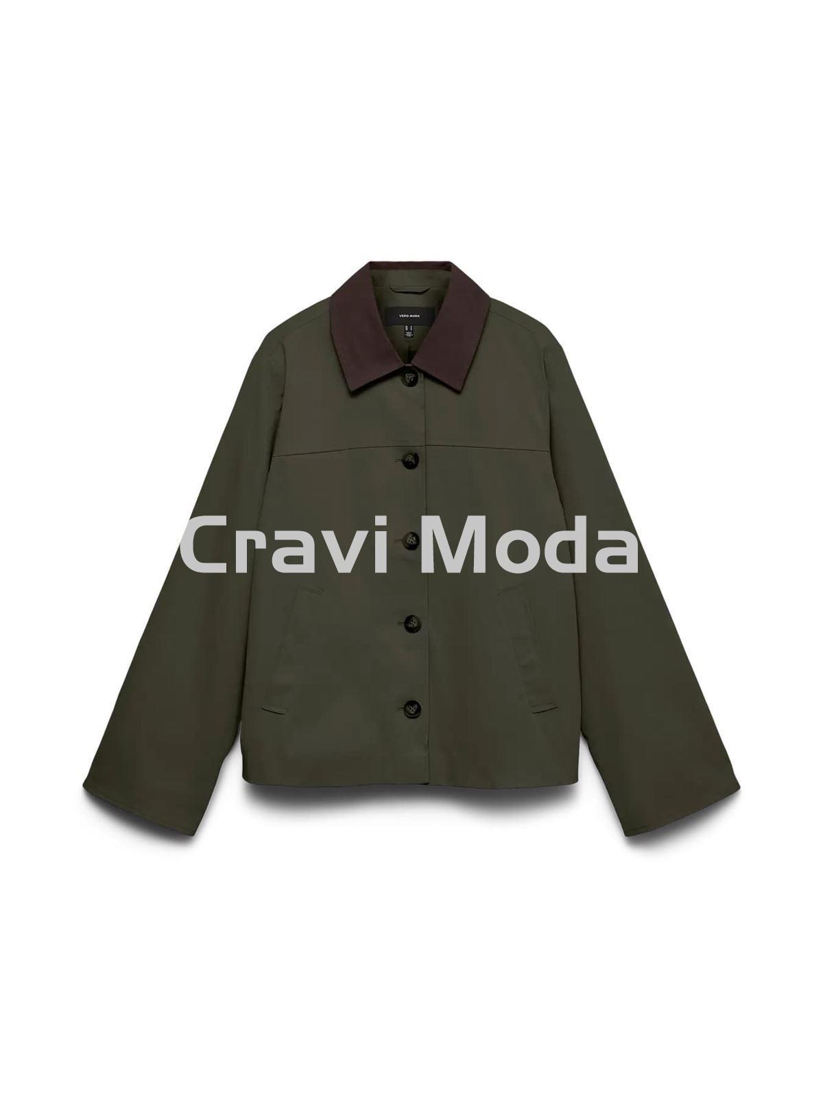 PARKA VERDE CON CUELLO A CONTRASTE - Imagen 1