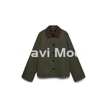 PARKA VERDE CON CUELLO A CONTRASTE - Imagen 1