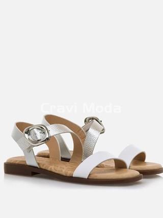 SANDALIA BLANCA Y PLATA - Imagen 1