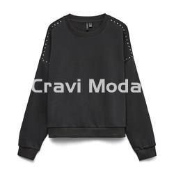 SUDADERA NEGRA CON TACHUELAS - Imagen 1