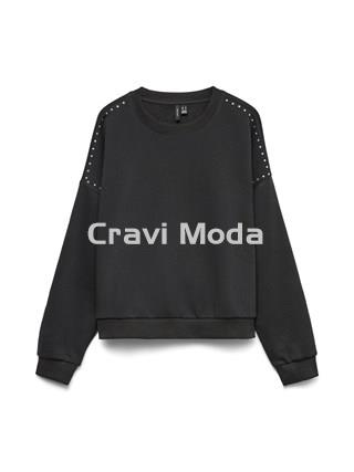 SUDADERA NEGRA CON TACHUELAS - Imagen 1