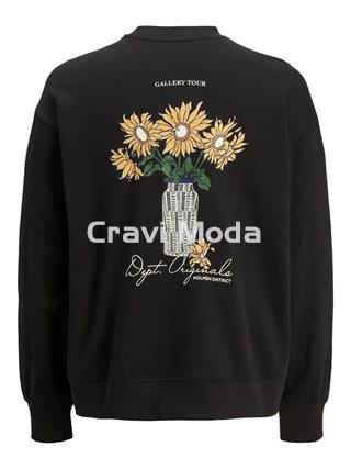 SUDADERA SIN CAPUCHA NEGRA CON DIBUJO EN LA ESPALDA - Imagen 2