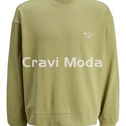 SUDADERA SIN CAPUCHA VERDE CON DIBUJO EN LA ESPALDA - Imagen 1