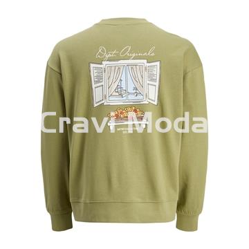 SUDADERA SIN CAPUCHA VERDE CON DIBUJO EN LA ESPALDA - Imagen 2
