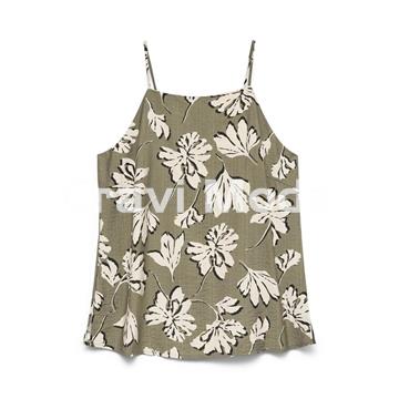 TOP ESTAMPADO VERDE - Imagen 1