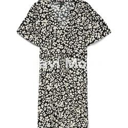 VESTIDO NEGRO ESTAMPADO DE FLOES BLANCAS - Imagen 1