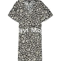 VESTIDO NEGRO ESTAMPADO DE FLORES BLANCAS - Imagen 1