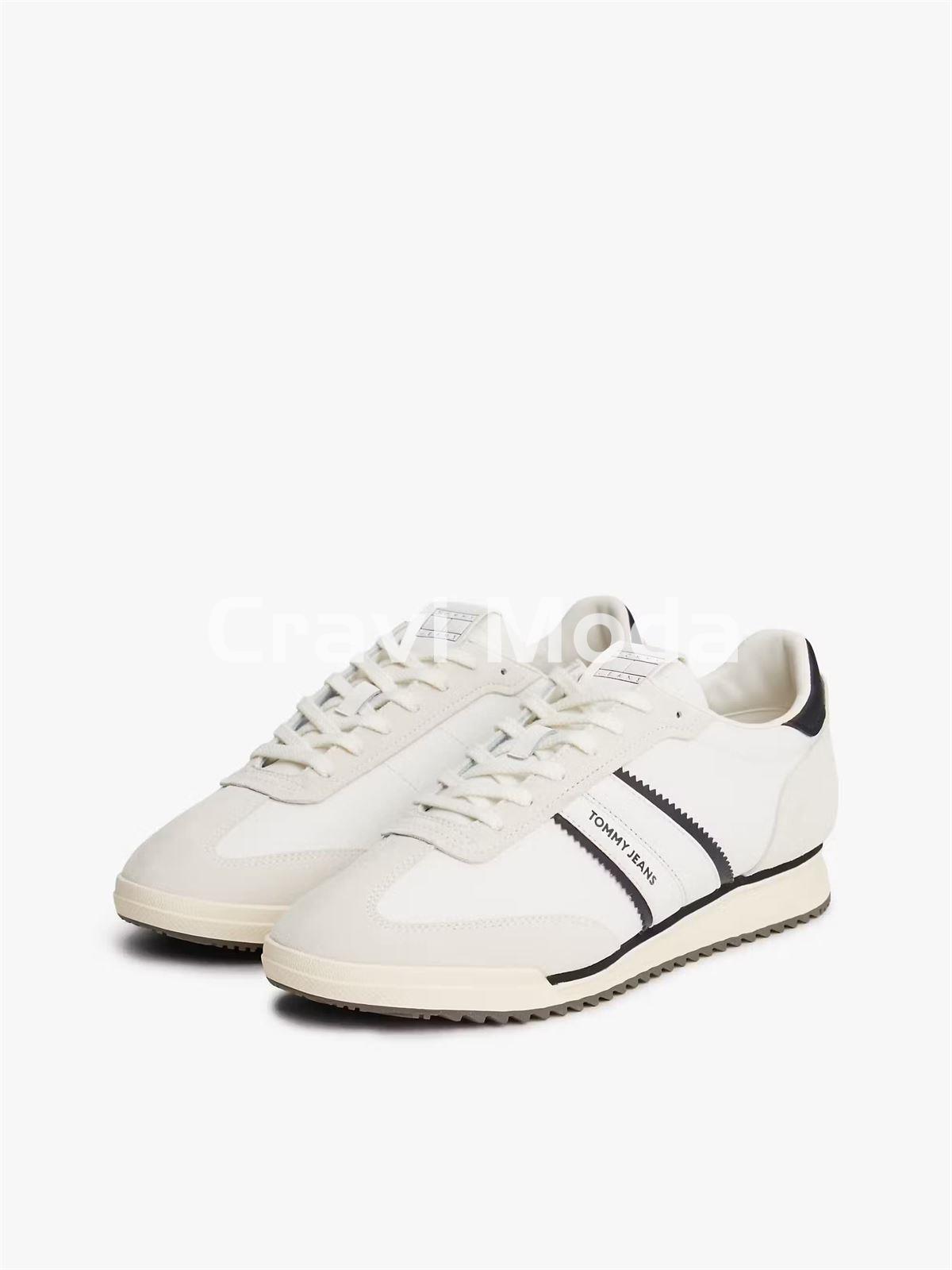 ZAPATILLASDE PIEL BLANCA - Imagen 1